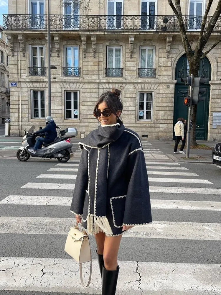 Elegant and versatile jacket with integrated scarf