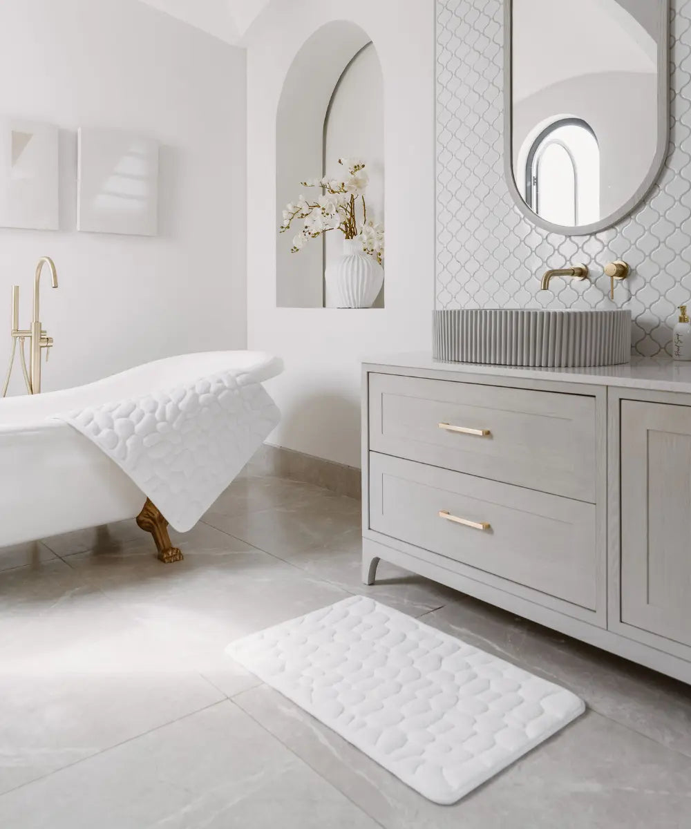 Massaging and non-slip bath mat for ultimate comfort