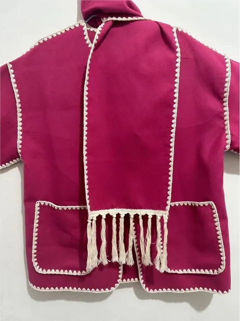Elegant and versatile jacket with integrated scarf