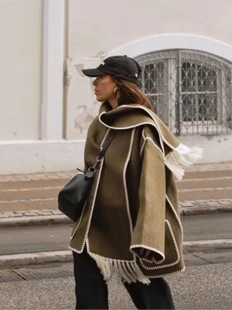 Elegant and versatile jacket with integrated scarf